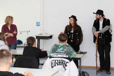 Wandersleute besuchen Zinzendorfschulen