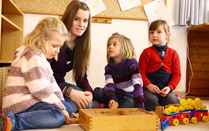 Praktikantin im Kindergarten Praktikantin im Kindergarten