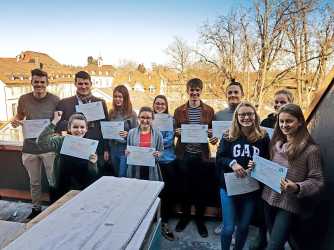 15 Schülerinnen und Schüler bestehen souverän das DELF-Examen 15 Schülerinnen und Schüler bestehen souverän das DELF-Examen