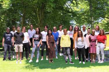 16 Erzieherinnen und Erzieher haben jetzt staatliche Anerkennung 16 Erzieherinnen und Erzieher haben jetzt staatliche Anerkennung