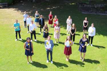 18 Realschüler erlangen die Mittlere Reife 18 Realschüler erlangen die Mittlere Reife