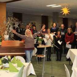 215 Jahre für die Zinzendorfschulen - Schulleitung ehrt langjährige Mitarbeiter 215 Jahre für die Zinzendorfschulen - Schulleitung ehrt langjährige Mitarbeiter