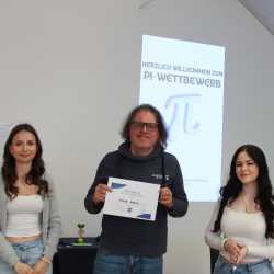 244 Nachkommastellen! Laura gewinnt den ersten Pi-Wettbewerb 244 Nachkommastellen! Laura gewinnt den ersten Pi-Wettbewerb