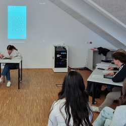 244 Nachkommastellen! Laura gewinnt den ersten Pi-Wettbewerb 244 Nachkommastellen! Laura gewinnt den ersten Pi-Wettbewerb