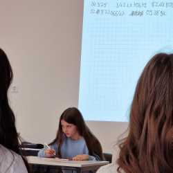 244 Nachkommastellen! Laura gewinnt den ersten Pi-Wettbewerb 244 Nachkommastellen! Laura gewinnt den ersten Pi-Wettbewerb