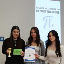 244 Nachkommastellen! Laura gewinnt den ersten Pi-Wettbewerb 244 Nachkommastellen! Laura gewinnt den ersten Pi-Wettbewerb