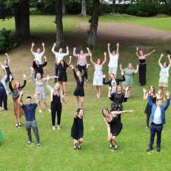 42 angehende Erzieher und Jugend- und Heimerzieher feierlich verabschiedet 42 angehende Erzieher und Jugend- und Heimerzieher feierlich verabschiedet