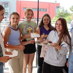 8c unterstützt mit Kuchenverkauf Ärzte ohne Grenzen 8c unterstützt mit Kuchenverkauf Ärzte ohne Grenzen