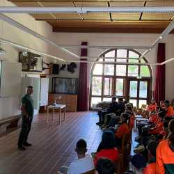 8R pflegt den Forst im Waldschulheim 8R pflegt den Forst im Waldschulheim