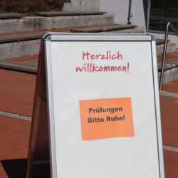 Abi-Prüfungen über Influencer, kognitive Dissonanz und Konjunktur Abi-Prüfungen über Influencer, kognitive Dissonanz und Konjunktur