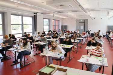 Abi-Prüfungen über Influencer, kognitive Dissonanz und Konjunktur Abi-Prüfungen über Influencer, kognitive Dissonanz und Konjunktur