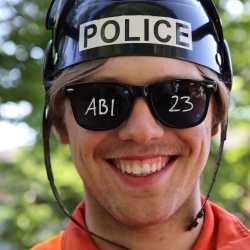 Abiturienten „verhaften“ ihre Lehrer Abiturienten „verhaften“ ihre Lehrer