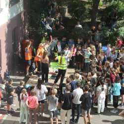 Abiturienten „verhaften“ ihre Lehrer Abiturienten „verhaften“ ihre Lehrer