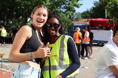 Abiturienten „verhaften“ ihre Lehrer Abiturienten „verhaften“ ihre Lehrer