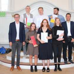 Abiturient*innen mit Preisen überhäuft Abiturient*innen mit Preisen überhäuft