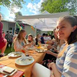 Abschiedsfeier im Internat: Ein unvergesslicher Sommerabend Abschiedsfeier im Internat: Ein unvergesslicher Sommerabend