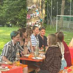 Abschiedsfeier im Internat: Ein unvergesslicher Sommerabend Abschiedsfeier im Internat: Ein unvergesslicher Sommerabend