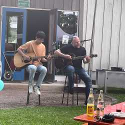 Abschiedsfeier im Internat: Ein unvergesslicher Sommerabend Abschiedsfeier im Internat: Ein unvergesslicher Sommerabend