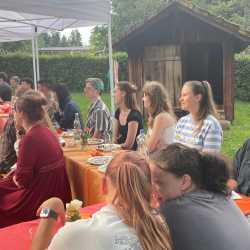 Abschiedsfeier im Internat: Ein unvergesslicher Sommerabend Abschiedsfeier im Internat: Ein unvergesslicher Sommerabend