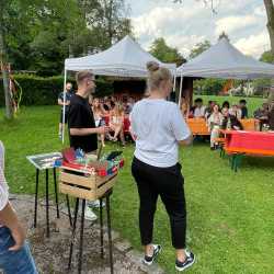 Abschiedsfeier im Internat: Ein unvergesslicher Sommerabend Abschiedsfeier im Internat: Ein unvergesslicher Sommerabend