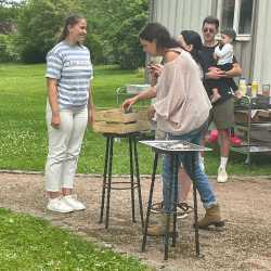 Abschiedsfeier im Internat: Ein unvergesslicher Sommerabend Abschiedsfeier im Internat: Ein unvergesslicher Sommerabend
