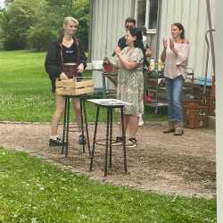 Abschiedsfeier im Internat: Ein unvergesslicher Sommerabend Abschiedsfeier im Internat: Ein unvergesslicher Sommerabend