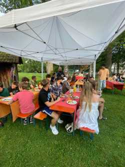 Abschiedsfeier im Internat: Ein unvergesslicher Sommerabend Abschiedsfeier im Internat: Ein unvergesslicher Sommerabend