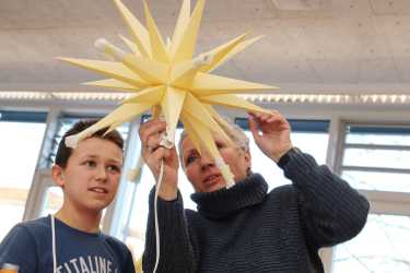 Advents-Sterne: Kunstlehrerin belebt alte Tradition Advents-Sterne: Kunstlehrerin belebt alte Tradition
