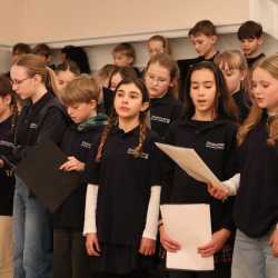 Adventssingstunde der Zinzendorfschulen mit modernen und traditionellen Klängen Adventssingstunde der Zinzendorfschulen mit modernen und traditionellen Klängen