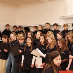 Adventssingstunde der Zinzendorfschulen mit modernen und traditionellen Klängen Adventssingstunde der Zinzendorfschulen mit modernen und traditionellen Klängen