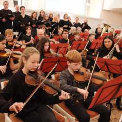 Adventssingstunde der Zinzendorfschulen mit modernen und traditionellen Klängen Adventssingstunde der Zinzendorfschulen mit modernen und traditionellen Klängen