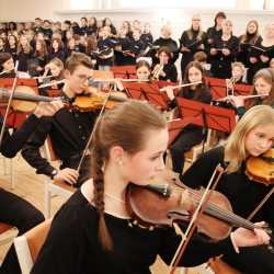 Adventssingstunde der Zinzendorfschulen mit modernen und traditionellen Klängen Adventssingstunde der Zinzendorfschulen mit modernen und traditionellen Klängen