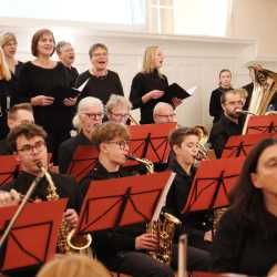 Adventssingstunde der Zinzendorfschulen mit modernen und traditionellen Klängen Adventssingstunde der Zinzendorfschulen mit modernen und traditionellen Klängen
