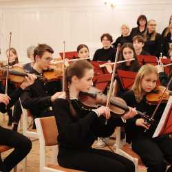 Adventssingstunde der Zinzendorfschulen mit modernen und traditionellen Klängen Adventssingstunde der Zinzendorfschulen mit modernen und traditionellen Klängen