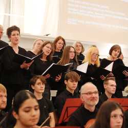 Adventssingstunde der Zinzendorfschulen mit modernen und traditionellen Klängen Adventssingstunde der Zinzendorfschulen mit modernen und traditionellen Klängen