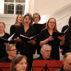 Adventssingstunde der Zinzendorfschulen mit modernen und traditionellen Klängen Adventssingstunde der Zinzendorfschulen mit modernen und traditionellen Klängen