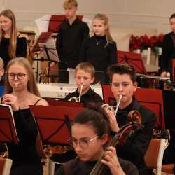 Adventssingstunde der Zinzendorfschulen mit modernen und traditionellen Klängen Adventssingstunde der Zinzendorfschulen mit modernen und traditionellen Klängen