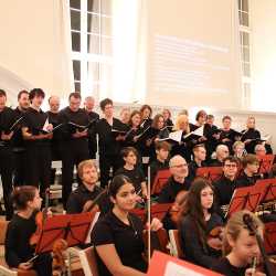 Adventssingstunde der Zinzendorfschulen mit modernen und traditionellen Klängen Adventssingstunde der Zinzendorfschulen mit modernen und traditionellen Klängen