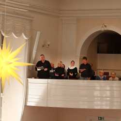 Adventssingstunde der Zinzendorfschulen mit modernen und traditionellen Klängen Adventssingstunde der Zinzendorfschulen mit modernen und traditionellen Klängen