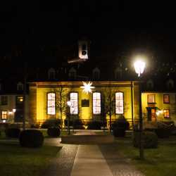 Adventssingstunde der Zinzendorfschulen mit modernen und traditionellen Klängen Adventssingstunde der Zinzendorfschulen mit modernen und traditionellen Klängen