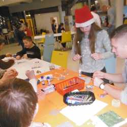 Angehende Erzieher bereiten Carl-Orff-Schülern Weihnachtsfreuden