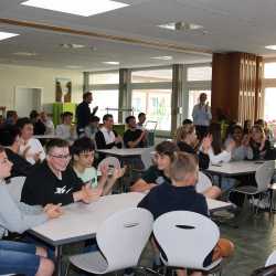 Au revoir, mae alsalama, uf Wiederluege, zàijiàn und Tschüss! Abschied von den Absolventen Au revoir, mae alsalama, uf Wiederluege, zàijiàn und Tschüss! Abschied von den Absolventen