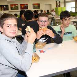 Au revoir, mae alsalama, uf Wiederluege, zàijiàn und Tschüss! Abschied von den Absolventen Au revoir, mae alsalama, uf Wiederluege, zàijiàn und Tschüss! Abschied von den Absolventen