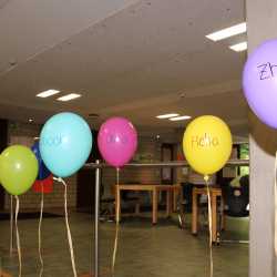 Au revoir, mae alsalama, uf Wiederluege, zàijiàn und Tschüss! Abschied von den Absolventen Au revoir, mae alsalama, uf Wiederluege, zàijiàn und Tschüss! Abschied von den Absolventen