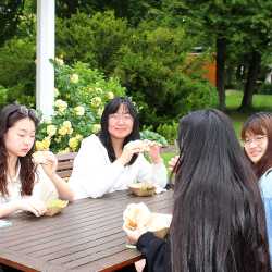 Au revoir, mae alsalama, uf Wiederluege, zàijiàn und Tschüss! Abschied von den Absolventen Au revoir, mae alsalama, uf Wiederluege, zàijiàn und Tschüss! Abschied von den Absolventen