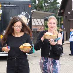 Au revoir, mae alsalama, uf Wiederluege, zàijiàn und Tschüss! Abschied von den Absolventen Au revoir, mae alsalama, uf Wiederluege, zàijiàn und Tschüss! Abschied von den Absolventen