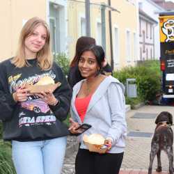 Au revoir, mae alsalama, uf Wiederluege, zàijiàn und Tschüss! Abschied von den Absolventen Au revoir, mae alsalama, uf Wiederluege, zàijiàn und Tschüss! Abschied von den Absolventen