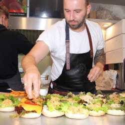 Au revoir, mae alsalama, uf Wiederluege, zàijiàn und Tschüss! Abschied von den Absolventen Au revoir, mae alsalama, uf Wiederluege, zàijiàn und Tschüss! Abschied von den Absolventen