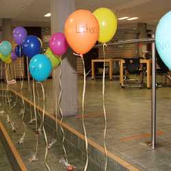 Au revoir, mae alsalama, uf Wiederluege, zàijiàn und Tschüss! Abschied von den Absolventen Au revoir, mae alsalama, uf Wiederluege, zàijiàn und Tschüss! Abschied von den Absolventen