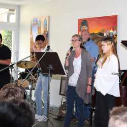 Au revoir, mae alsalama, uf Wiederluege, zàijiàn und Tschüss! Abschied von den Absolventen Au revoir, mae alsalama, uf Wiederluege, zàijiàn und Tschüss! Abschied von den Absolventen